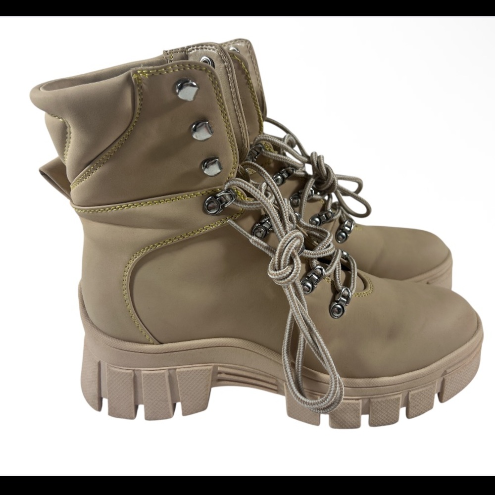 Guess Hearly Beige Lug Sole Combat Boots Sz 8.5M